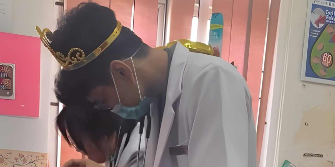 Totalitas! Dokter Gen Z Pakai Mahkota dan Bawa Lonceng Saat Hadapi Pasien Bayi
