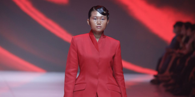 Potret Penjual Sosis Jadi Model Catawalk Bareng Dian Sastro