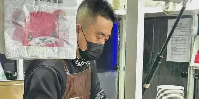 Ayah Resign Demi Jualan Nasi Goreng Dekat Kampus untuk Jaga Anaknya