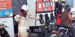 Video Emak-Emak Naik Sepeda Listrik Berpikir Keras Pas Tinggal 1 Antrean di SPBU, Mau Ngakak tapi Ras Terkuat di Bumi