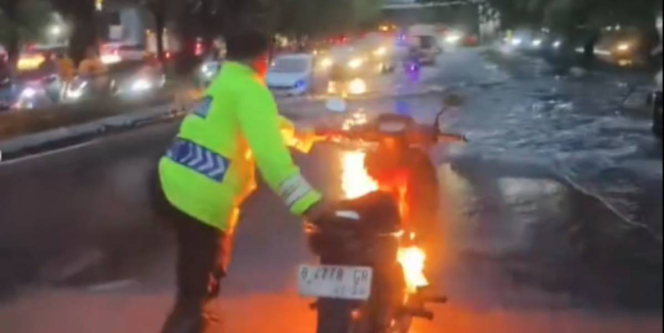 Viral Aksi Gercep Polisi Padamkan Motor Terbakar, Hitungan Detik Langsung Padam