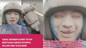Di Tengah Hujan Abu Semeru, Kurir Ini Tetap Melaju Antarkan Paket