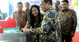 Makin Sat Set! Naik LRT Jakarta Kini Bisa Bayar Pakai QRIS Tap