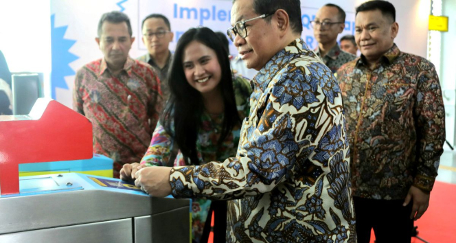 Makin Sat Set! Naik LRT Jakarta Kini Bisa Bayar Pakai QRIS Tap