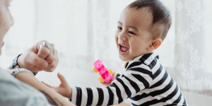 Sebaiknya Mulai Mengajari Anak Berbicara dengan Bahasa Daerah atau Bahasa Indonesia Terlebih Dahulu?