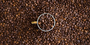 Budaya Ngopi di Indonesia Serta Sejarah Masuk Minuman Hitam Nan Nikmat Ini