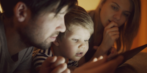 Lebih Aman Memberi Screen Time Anak di Ponsel, Laptop, atau TV?