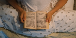 Membaca Buku Sebelum Tidur Ternyata Bisa Membantu Tidur Lebih Nyenyak, Ini Alasannya