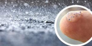 Musim Hujan Tiba, Kenali Bahaya Mikroplastik dari Makanan, Minuman, dan Udara