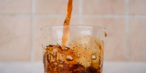Mengapa Soda yang Dikocok Lebih Banyak Mengeluarkan Buih?
