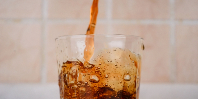 Mengapa Soda yang Dikocok Lebih Banyak Mengeluarkan Buih?