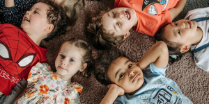 Perlukah Anak Mengikuti Baby Class? Kapan Usia Ideal Anak Mulai Sekolah?