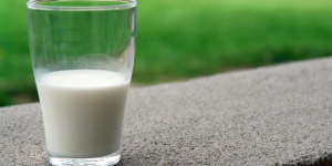 Lebih Sehat Mana antara Susu Full Cream atau Susu Skim untuk Kesehatan Jantung?