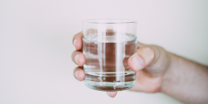 Minum Air Begitu Bangun Tidur, Apa yang Terjadi pada Tubuh?