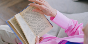 Suka Membaca Buku? Kebiasaan Ini Bisa Turunkan Risiko Alzheimer Hingga 33 Persen Lebih Rendah