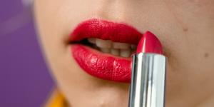 Teori Lipstik: Mengapa Penjualan Lipstik Mewah Bisa Meningkat Saat Ekonomi Memburuk?