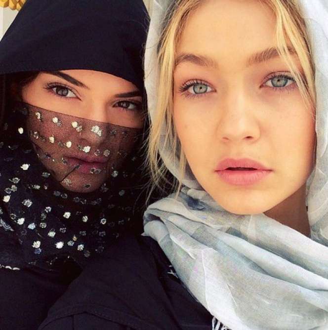 Deretan Seleb Hollywood Tampil Berkerudung