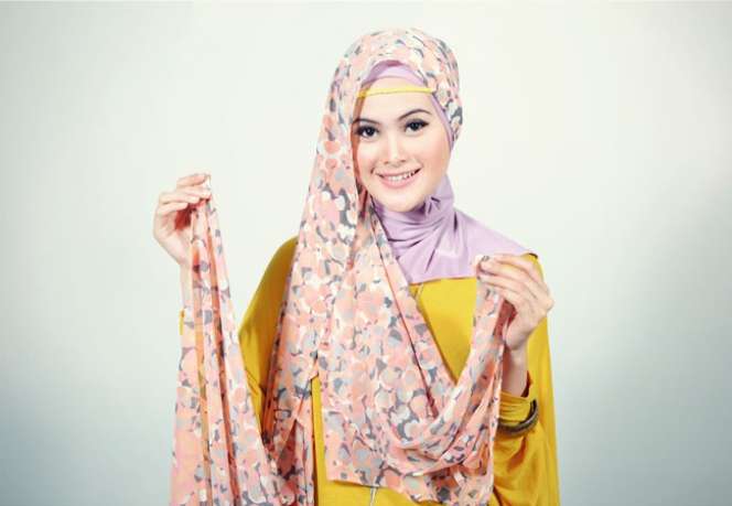 Foto Tutorial Tampil Cantik dengan Pashmina Chiffon