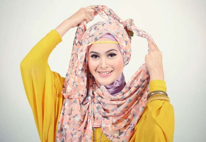 Foto Tutorial Tampil Cantik dengan Pashmina Chiffon