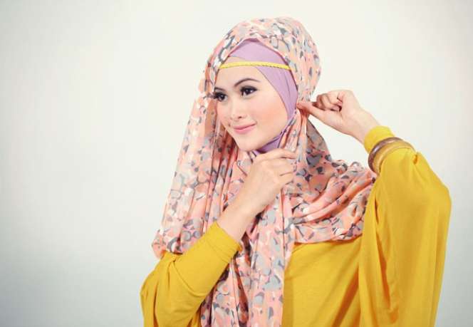 Foto Tutorial Tampil Cantik dengan Pashmina Chiffon