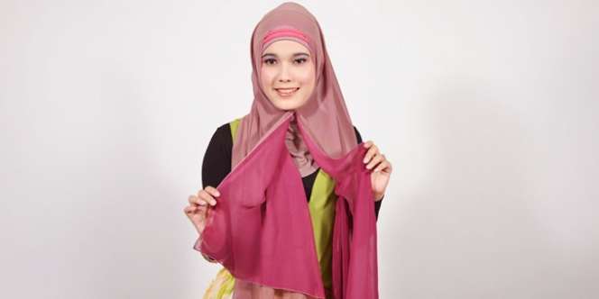 Foto Tutorial Pashmina `Two-Tone`