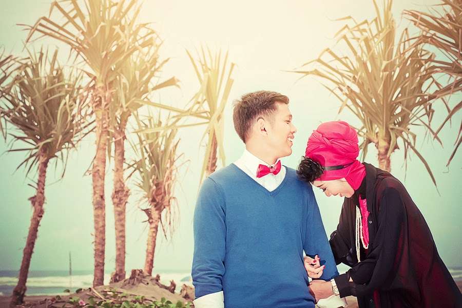 Foto-foto Prewedding Larasati, Menawan dengan Hijab