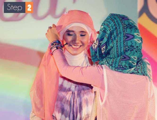 Gaya Jilbab Cantik dengan Bando Bunga