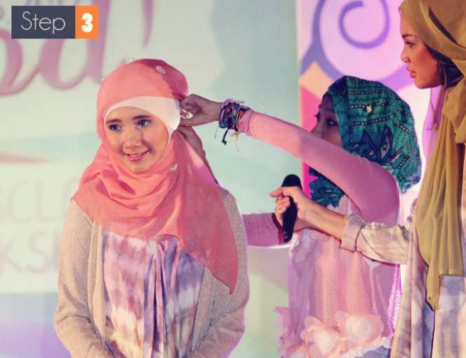 Gaya Jilbab Cantik dengan Bando Bunga