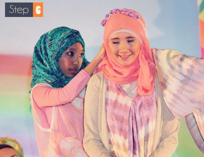 Gaya Jilbab Cantik dengan Bando Bunga