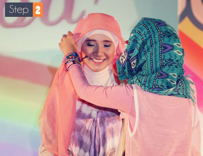 Gaya Jilbab Cantik dengan Bando Bunga