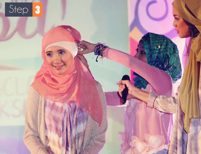 Gaya Jilbab Cantik dengan Bando Bunga