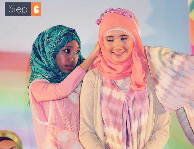 Gaya Jilbab Cantik dengan Bando Bunga