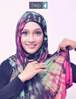 Cantik Berhijab dengan Tie Dye Pashmina