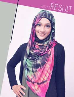 Cantik Berhijab dengan Tie Dye Pashmina