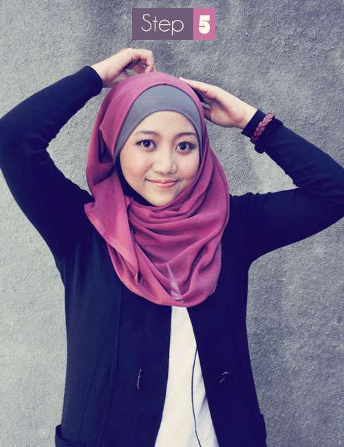 Gaya Modis dengan Kerudung Segiempat