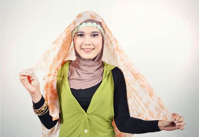 Tampil Feminin dengan Headband Bunga