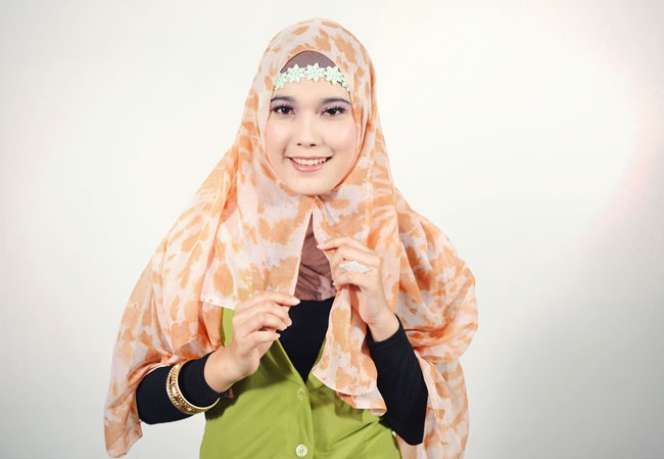 Tampil Feminin dengan Headband Bunga