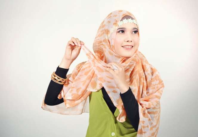 Tampil Feminin dengan Headband Bunga