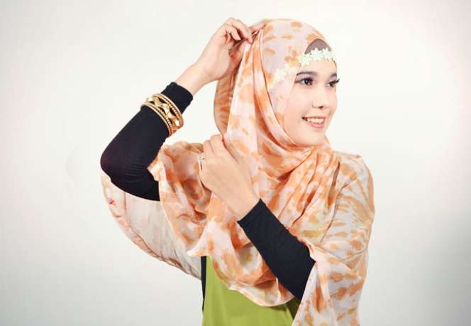Tampil Feminin dengan Headband Bunga