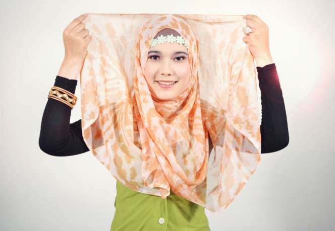 Tampil Feminin dengan Headband Bunga