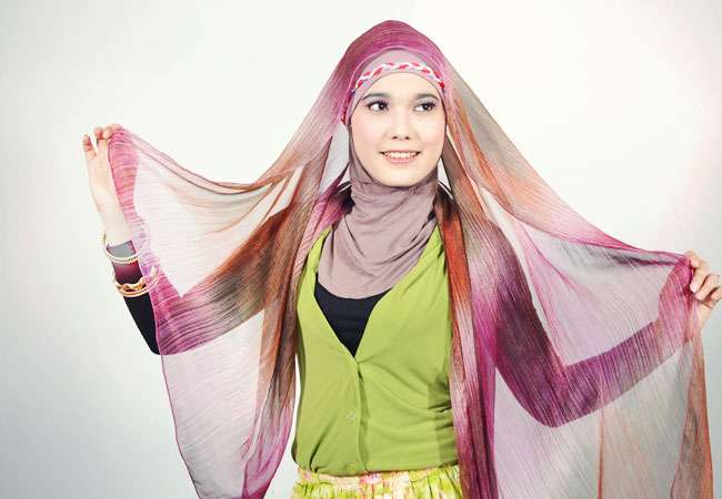 Tampil Syar'i dengan Pashmina Chiffon Pelangi