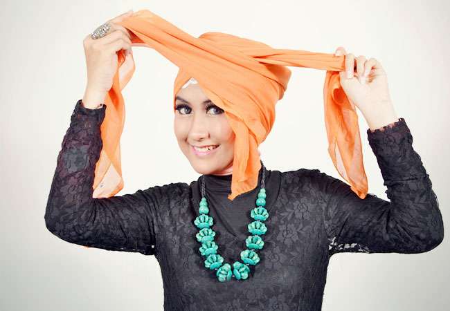 Gaya Turban dengan Jilbab Segi Empat