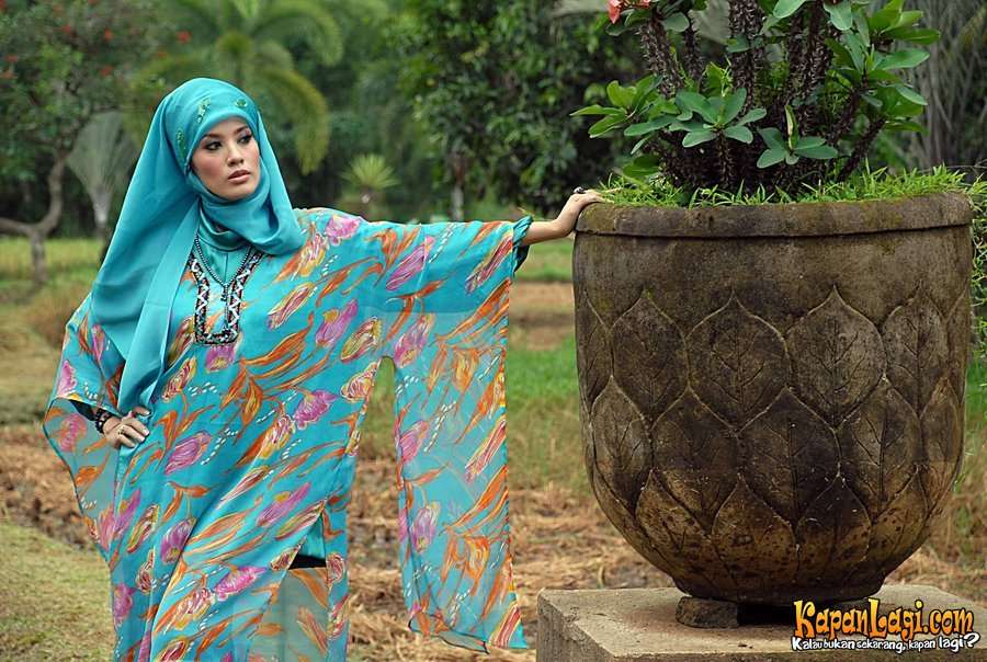 Koleksi Elma Theana Dalam Balutan Hijab