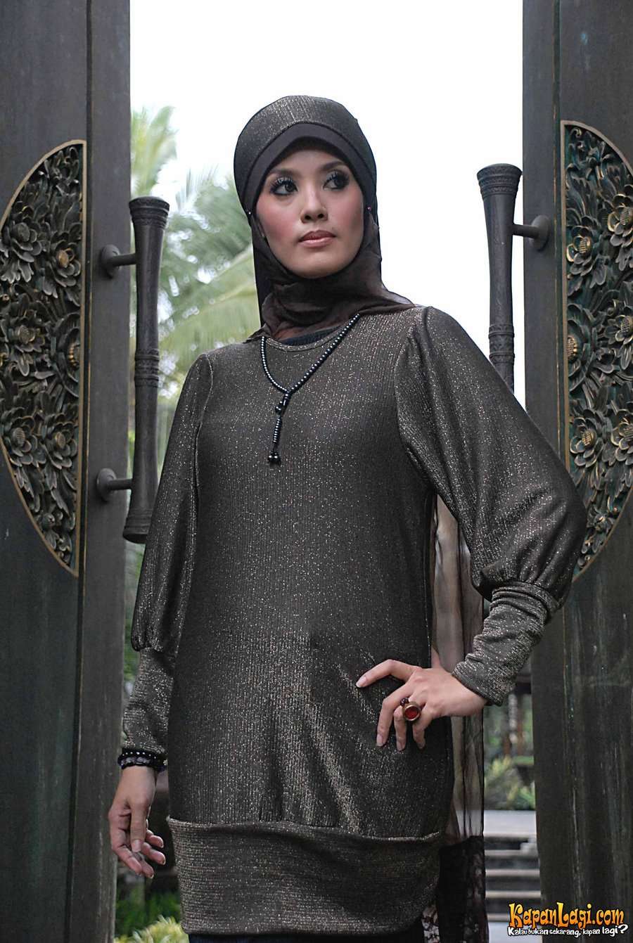 Koleksi Elma Theana Dalam Balutan Hijab