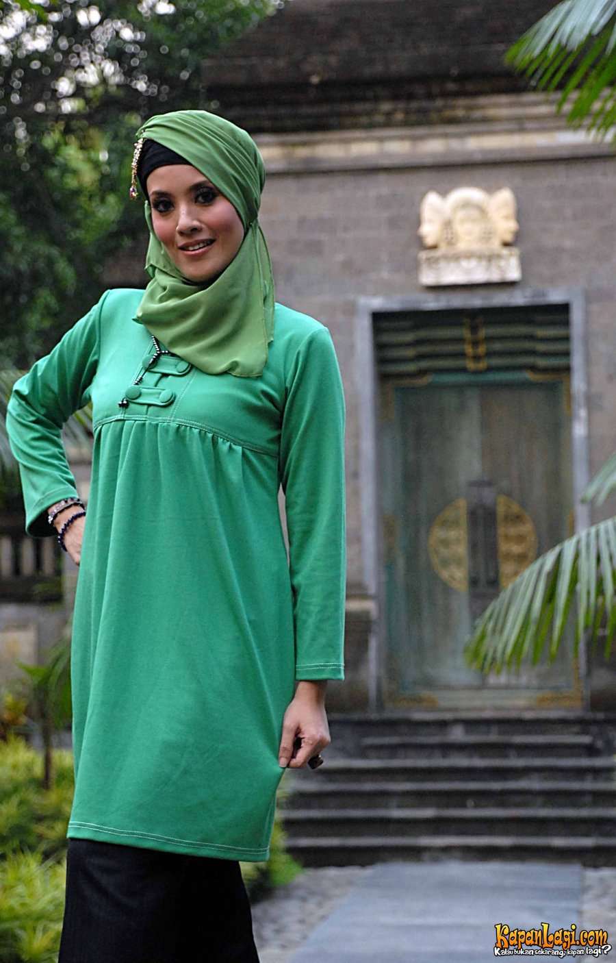Koleksi Elma Theana Dalam Balutan Hijab