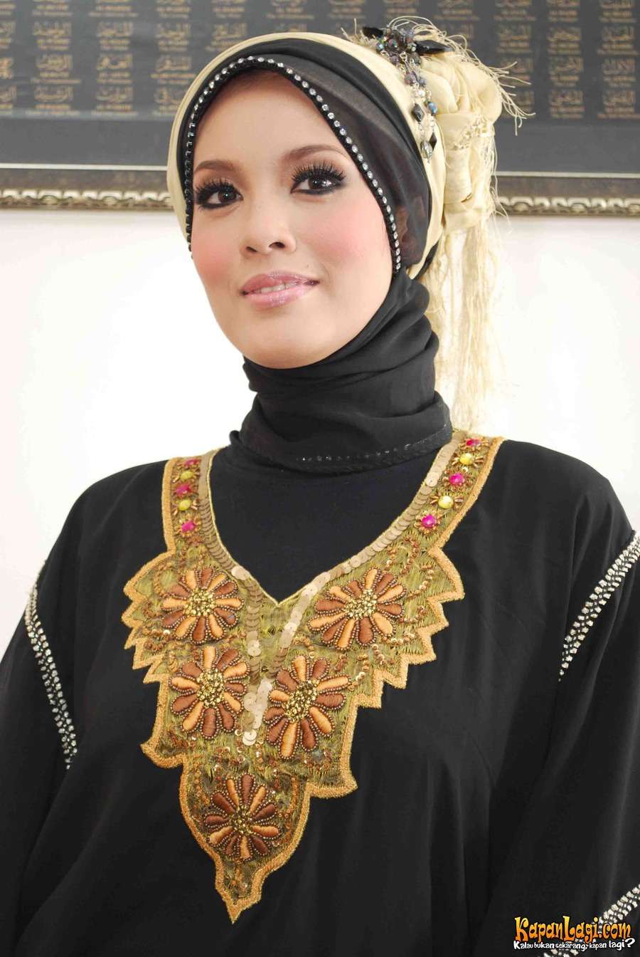 Koleksi Elma Theana Dalam Balutan Hijab