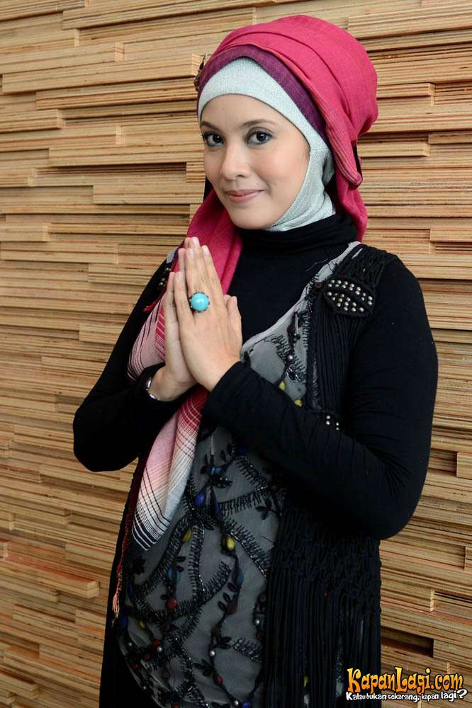 Koleksi Elma Theana Dalam Balutan Hijab