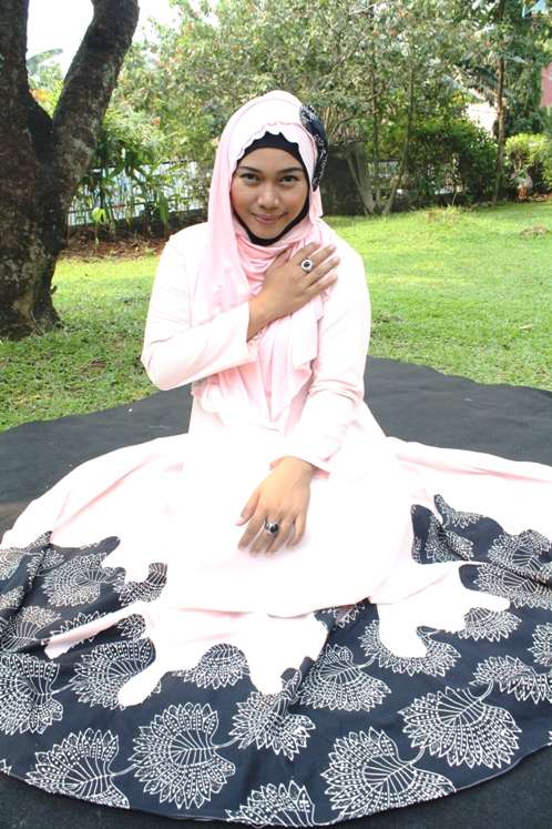 Foto Gaya Busana Girlband `Syariah` Samara 37