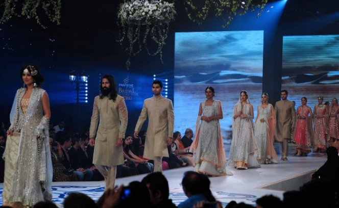 Foto Busana Muslim Tradisional di Atas Catwalk