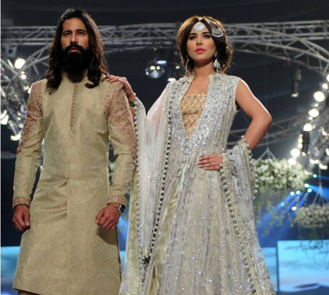 Foto Busana Muslim Tradisional di Atas Catwalk